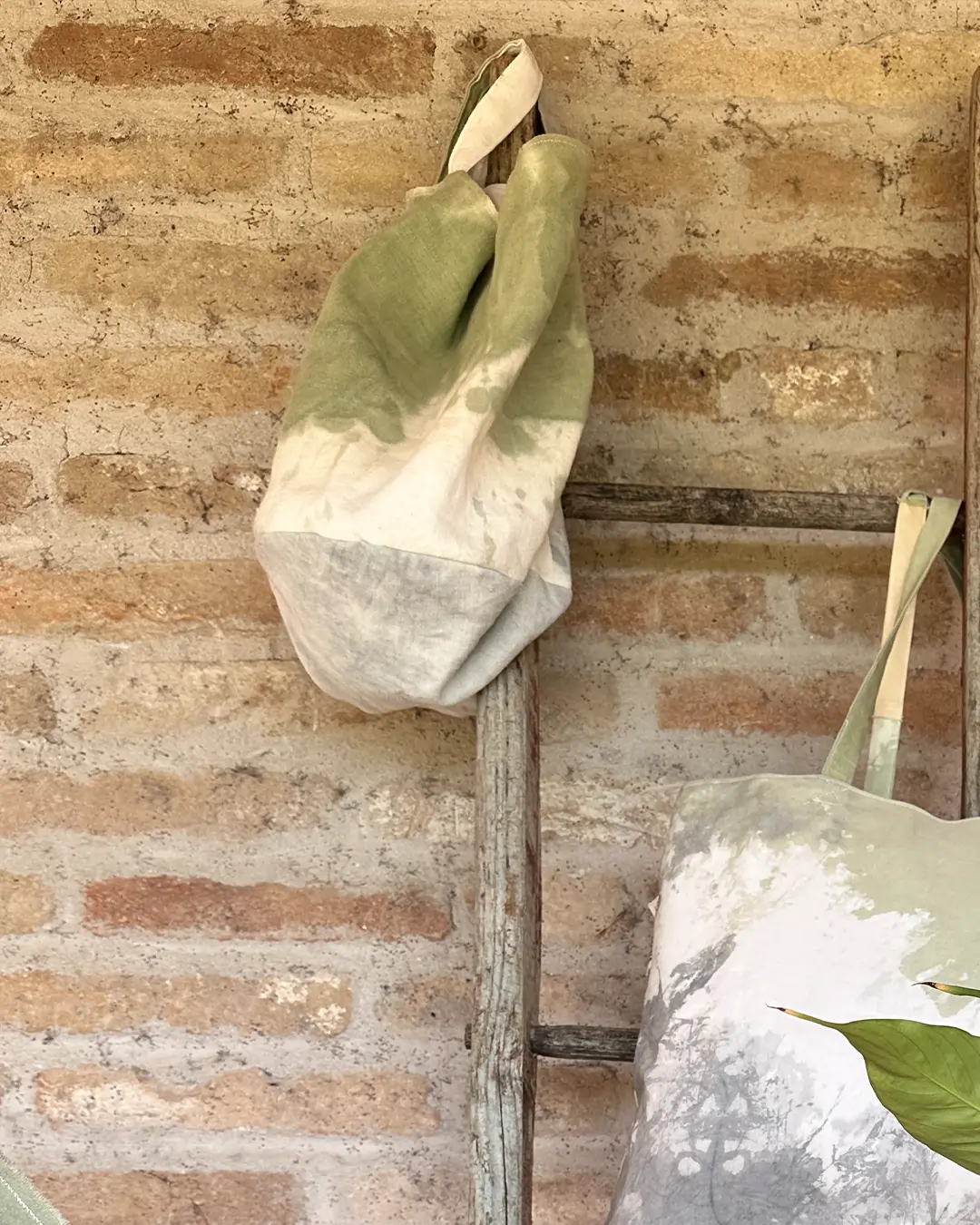 porta-vaso-o-borsa-variante-verde-grigio-linea-amaranta-materia-prima-crea
